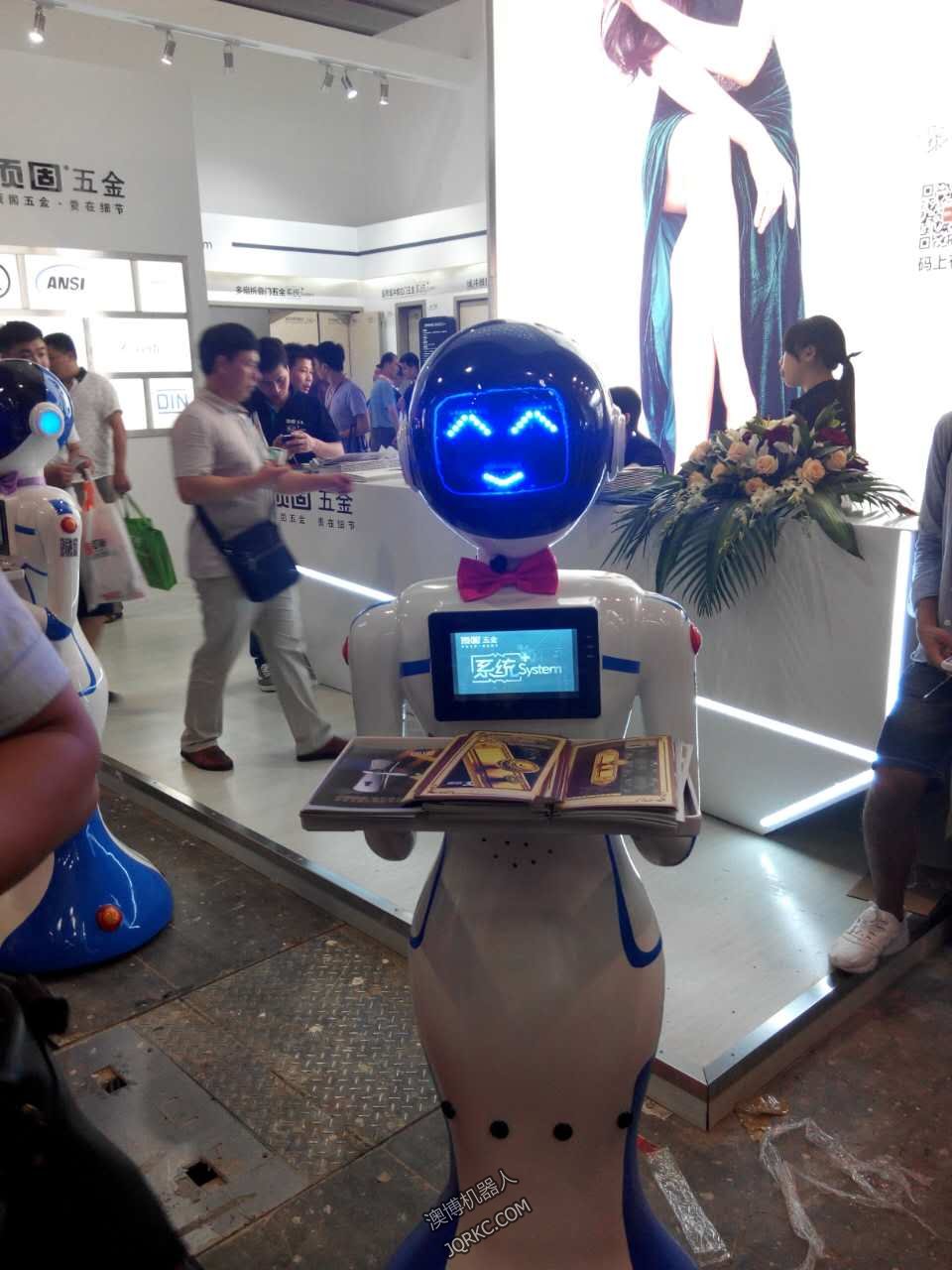 送餐機(jī)器人送外賣？快遞小哥做什么